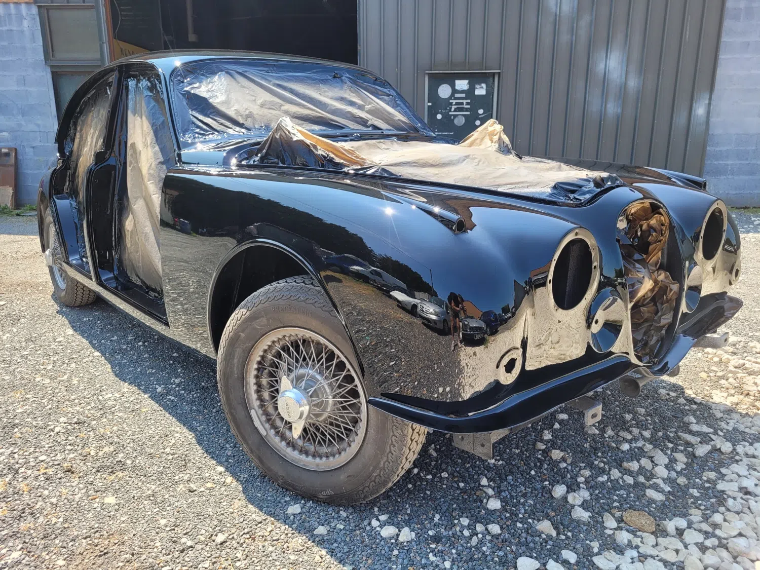 AC Cobra bleu ciel avec bandes blanches