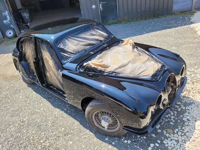 AC Cobra bleu en extérieur, carrosserie terminée