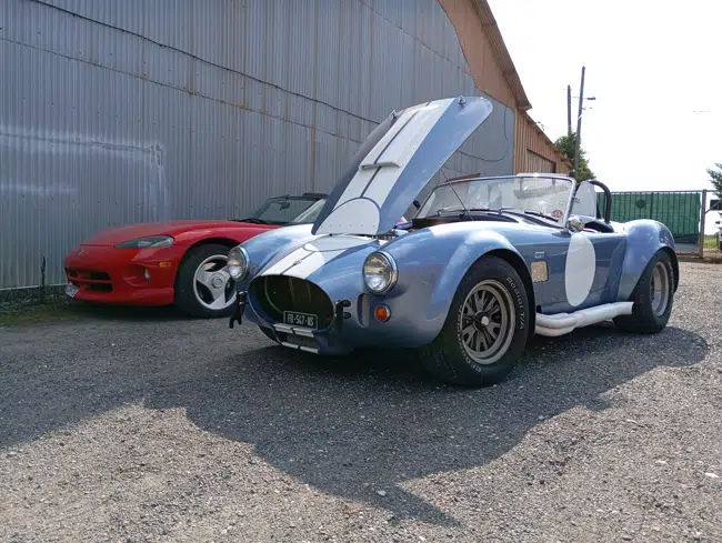 AC Cobra bleu et Dodge Viper RT/10 rouge en atelier