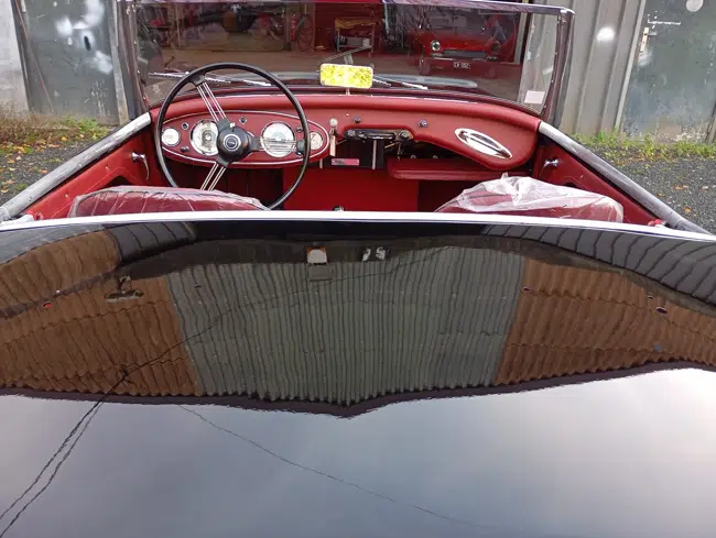 Austin-Healey 3000 noire avec intérieur rouge et éléments posés avant remontage