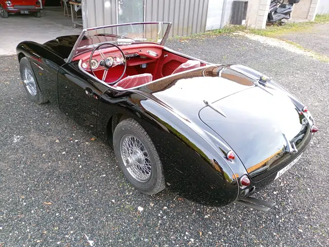 Austin-Healey 3000 noire, vue arrière après restauration