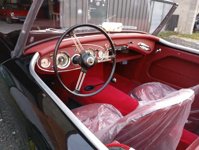 Habitacle rouge Austin-Healey 3000 après restauration