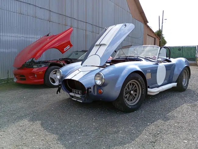 Dodge Viper RT/10 rouge avec AC Cobra en atelier