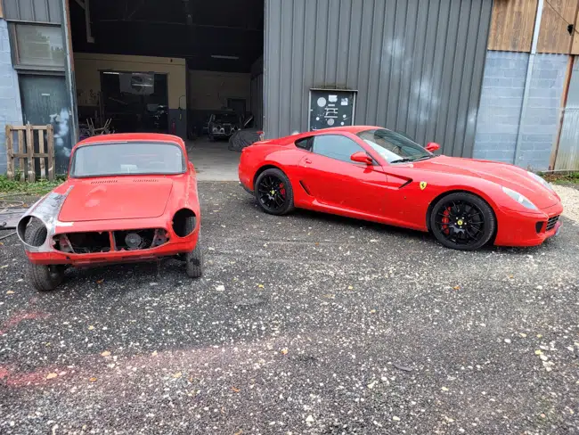 Ferrari 599 GTB rouge, avec Honda S800 rouge en arrière-plan