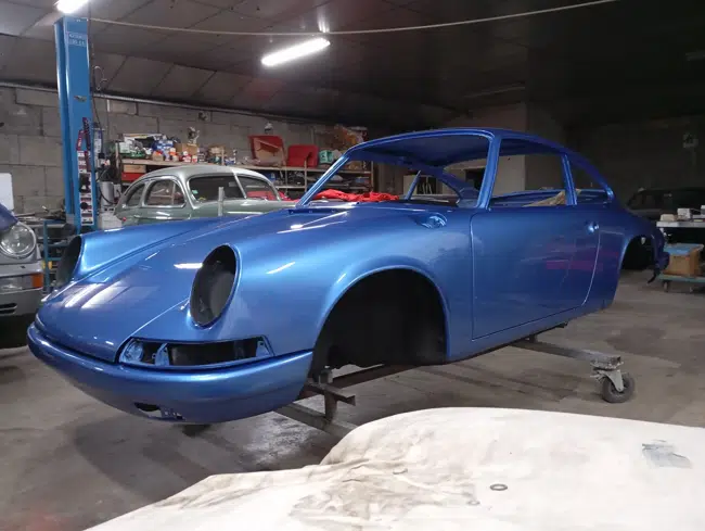 Porsche 911 bleue en cabine atelier, peinture terminée