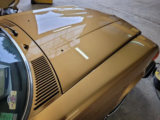 Mercedes 450 SL dorée, détail de finition peinture