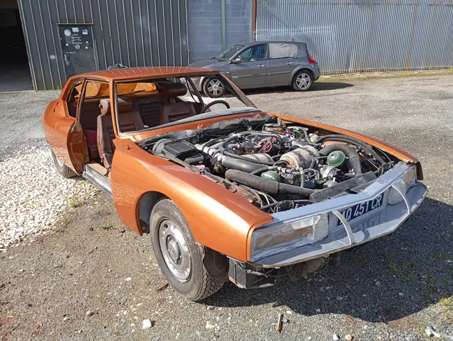 Citroën SM orange en cours de remontage