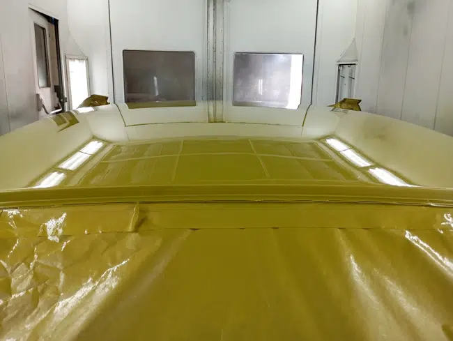 Citroën SM jaune en cabine, vernis tendu