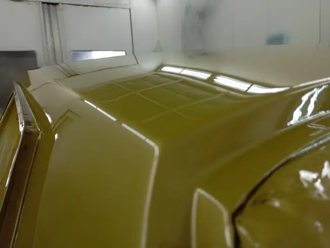 Citroën SM jaune, détail de peinture en cabine