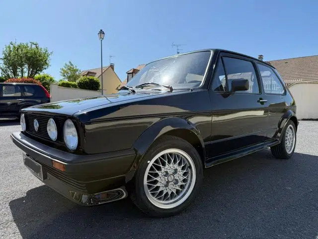 Volkswagen Golf 1 GTI noire restaurée