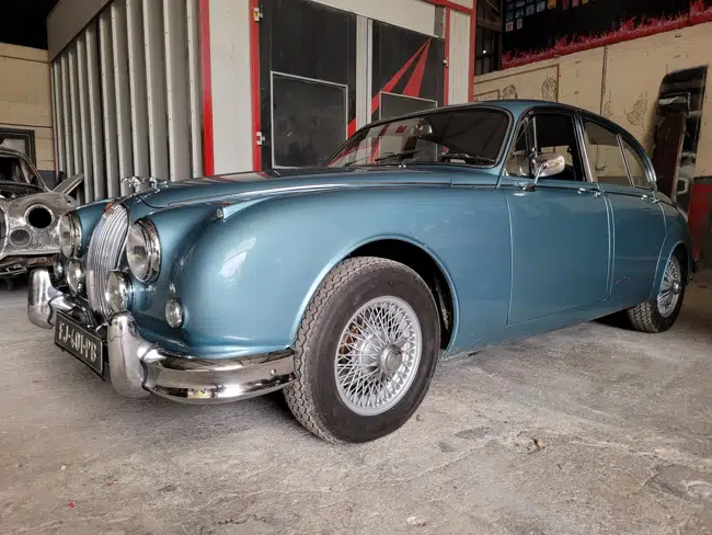 Jaguar Mk2, grande berline classique en atelier